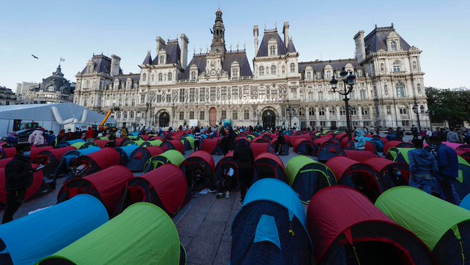 Sute de migranți și-au instalat corturi în faţa Primăriei din Paris