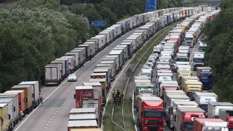 Şoferii de camion se confruntă cu haos şi mizerie în UK