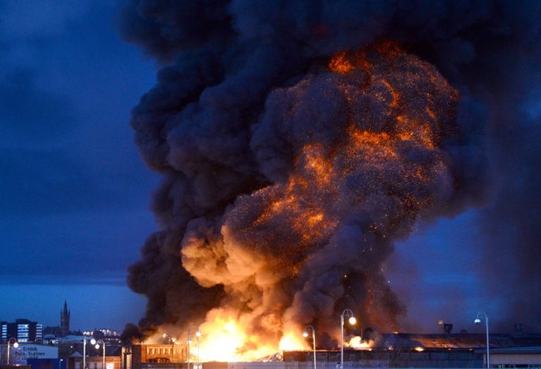 EXPLOZIE puternică în Glasgow. O piaţă din oraş este distrusă de flăcări imense – FOTO/VIDEO