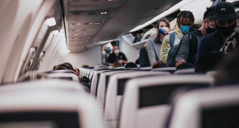 30 de liceeni americani au făcut SCANDAL la bordul unui avion (VIDEO)! NU AU VRUT să poarte masca obligatorie!