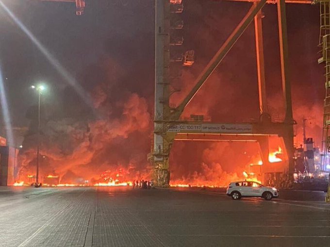 Explozie puternică în portul Dubai! O navă cargo a luat foc – VIDEO