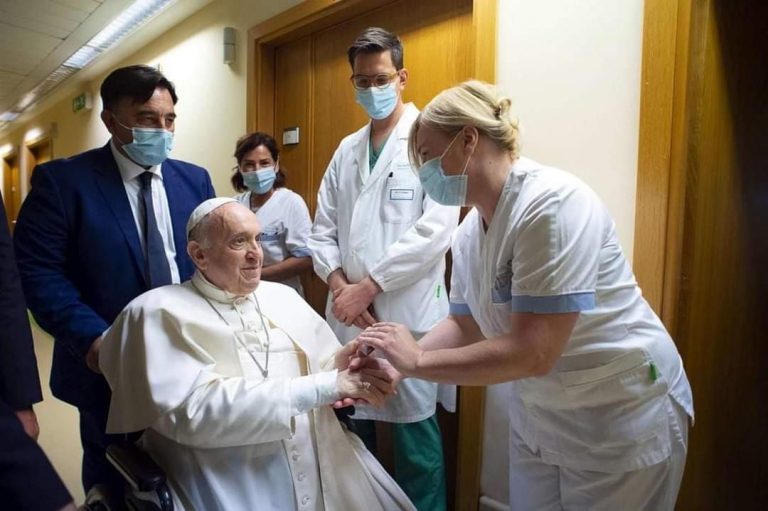 Papa Francisc ar putea fi MÂINE externat din spital