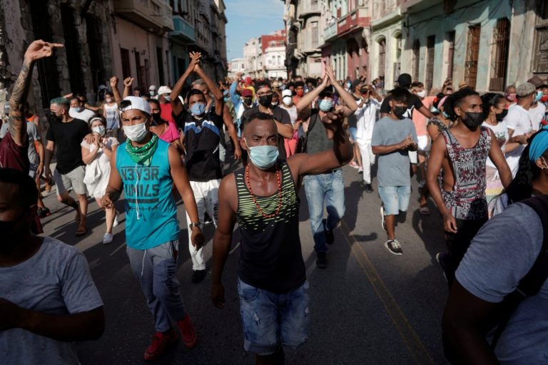 74 de protestatari cubanezi au fost condamnaţi la închisoare