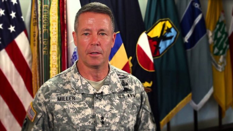 Comandantul forţelor americane şi NATO în Afganistan şi-a predat atribuţiile
