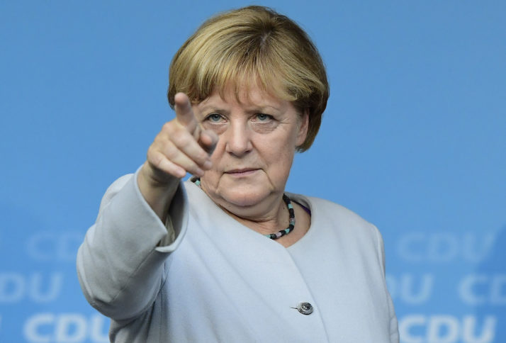 Angela Merkel a fost PĂCĂLITĂ de farsori ruşi