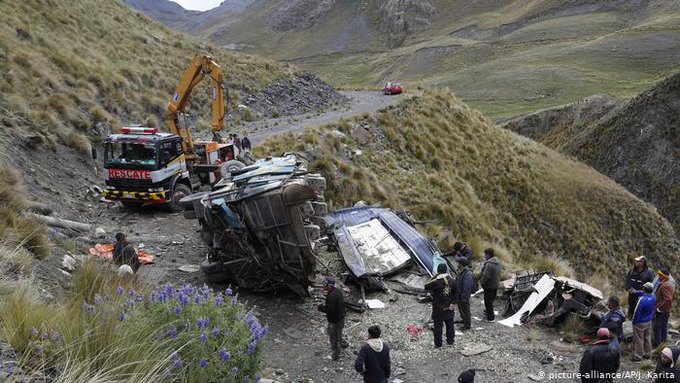 CARNAGIU în Bolivia! 34 de oameni au murit într-un accident de autocar