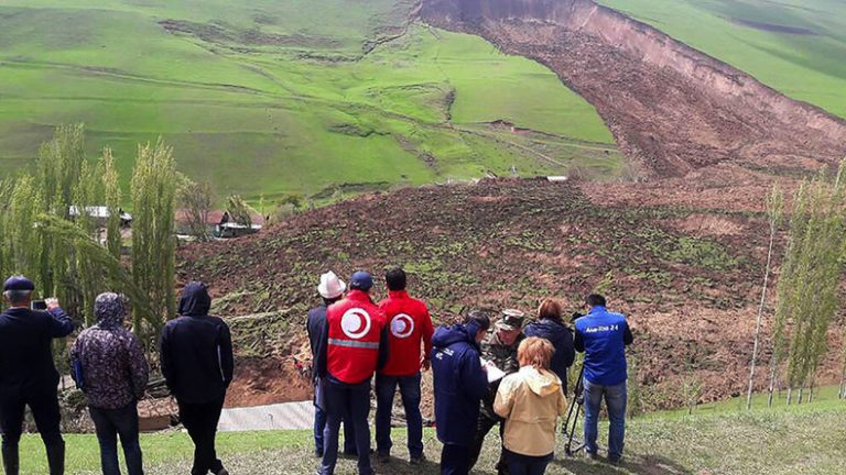PRĂPĂD în Kârgâstan! Şase oameni au murit după masive alunecări de teren