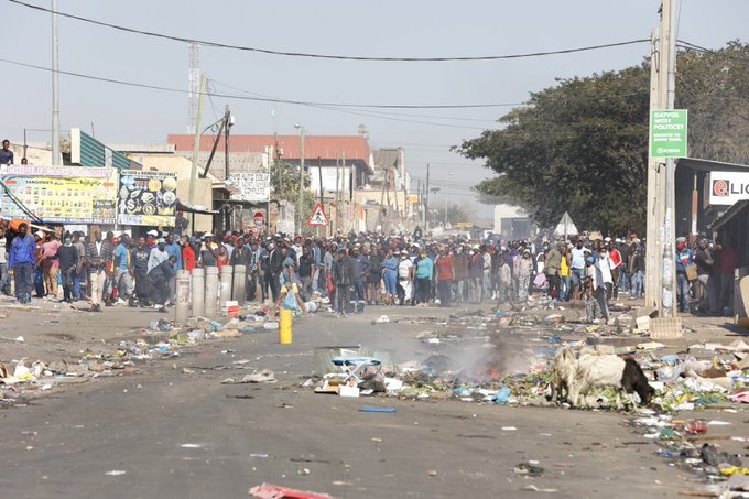 Armata sud-africană sună MOBILIZAREA! Zeci de mii de militari sunt trimişi să restabilească ordinea în ţară!