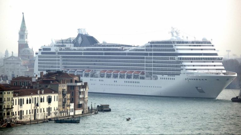 Veneția INTERZICE navigarea marilor vase de croazieră