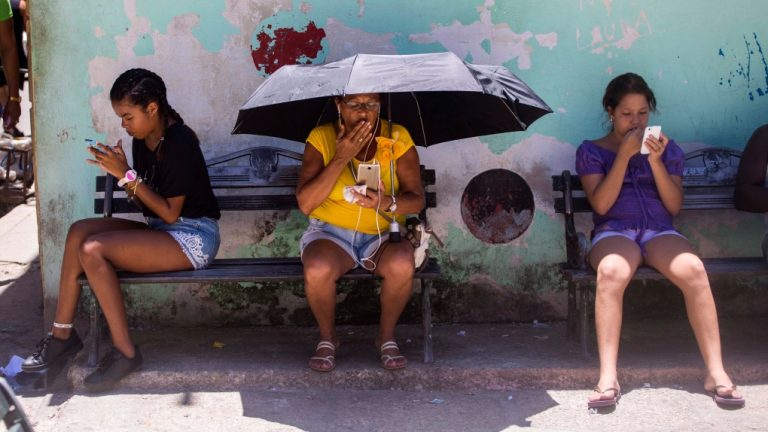 SUA vor să restabilească ele internetul mobil din Cuba