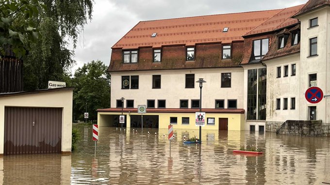 Poliţia le cere voluntarilor să stea departe de zona calamitată de inundaţiile din vestul Germaniei