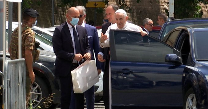 Papa Francisc a făcut o vizită-fulger la ambasada Rusiei de la Vatican