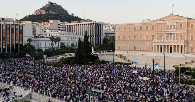 Aproximativ 7.500 de persoane şi-au strigat furia în faţa parlamentului din Atena, după catastrofa feroviară din Grecia