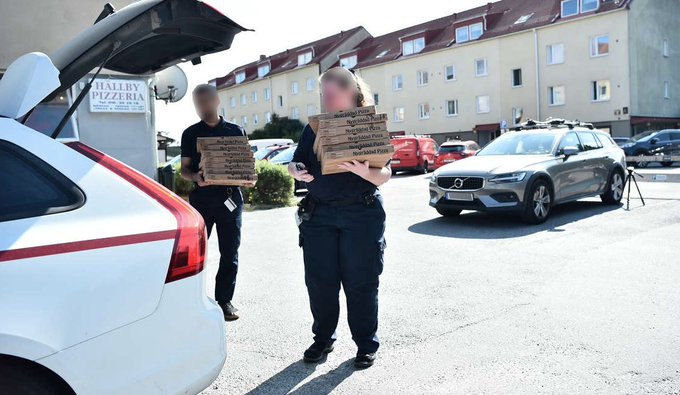 O luare de ostatici s-a încheiat după nouă ore şi cu o livrare mare de pizza