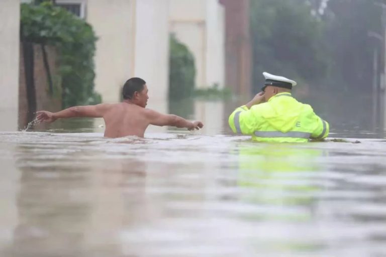 POTOP în China: O localitate înconjurată de ape a fost evacuată – VIDEO