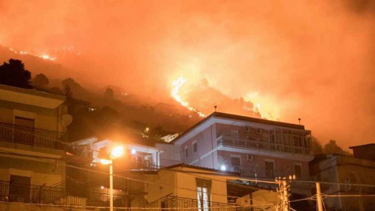 Sicilia declară stare de urgenţă şi de criză pentru şase luni din cauza incendiilor de vegetaţie