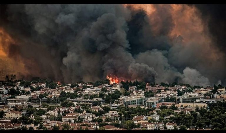 Aerul a devenit aproape irespirabil la Atena din cauza fumului degajat de incendiile active din zonă