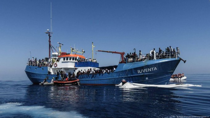 Amnesty International cere scoaterea de sub incidenţa penală a salvărilor migranţilor de pe mare