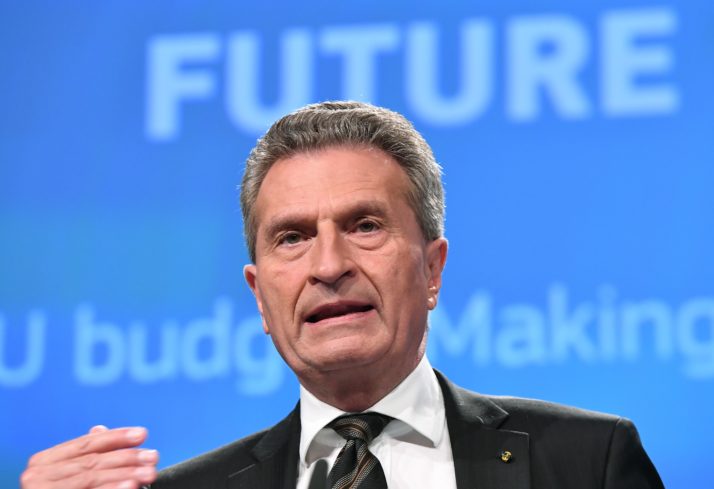 Comisarul european Oettinger îşi cere scuze după remarci dezavuate de UE privind opţiunile alegătorilor italieni