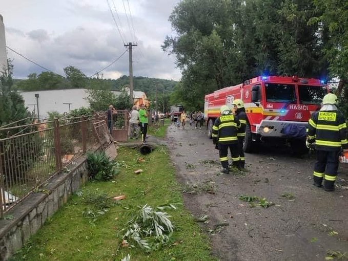 O tornadă puternică a devastat un sat din Slovacia! Vântul a bătut cu 200 de km/h