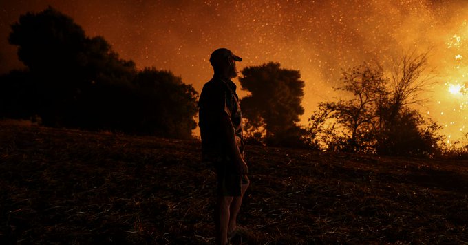 Furtuni de foc şi explozii puternice în Grecia! Vântul puternic înteţeşte incendiile de vegetaţie