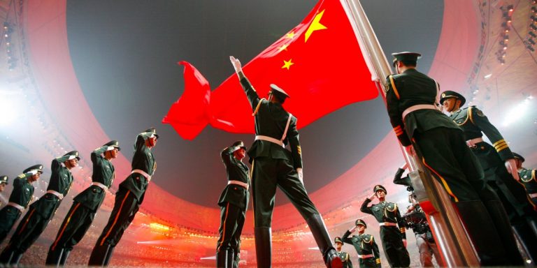 China dă o lege prin care îi pedepseşte cu ÎNCHISOAREA pe cei care nu respectă imnul naţional
