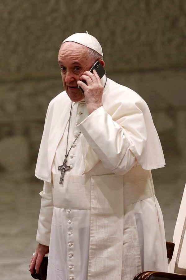 Papa Francisc şi-a întrerupt audienţele pentru a răspunde la un telefon urgent – VIDEO