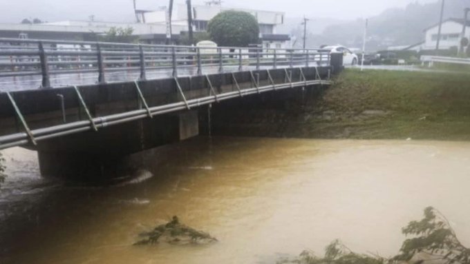 Sute de mii de japonezi sunt evacuaţi din cauza ploilor torenţiale