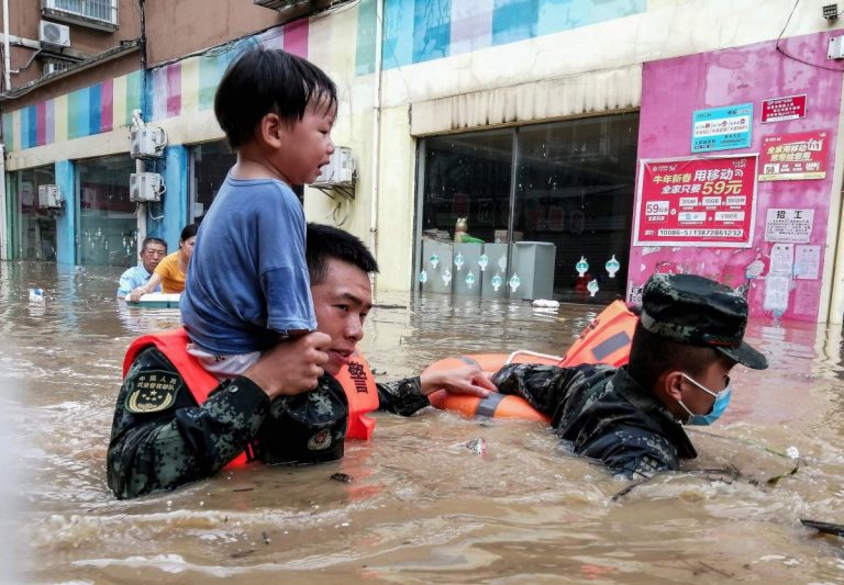 Zeci de mine din nordul Chinei au fost închise din cauza inundaţiilor – VIDEO