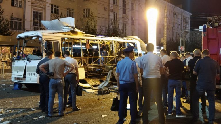 Un autobuz plin cu oameni a EXPLODAT în Rusia! Sunt morţi şi răniţi – VIDEO