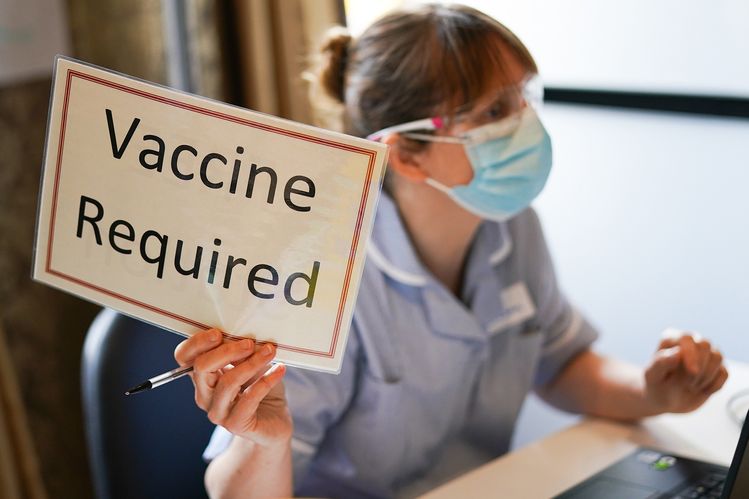 Slovenia impune vaccinarea obligatorie a angajaţilor din sectorul public