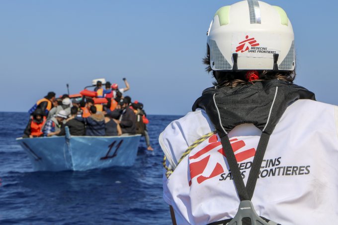 Sute de migranţi au fost salvaţi din valurile Mediteranei