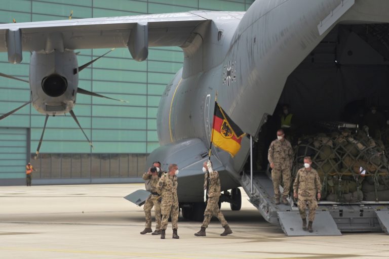 Germania îşi trimite armata în Afganistan pentru a asigura evacuarea cetăţenilor săi