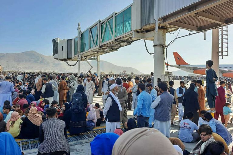 DISPERARE la Kabul! Mii de oameni vor să fugă din Afganistan! Unii cad din sau de pe avioanele care cu greu reuşesc să decoleze – VIDEO