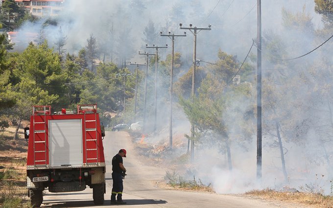 Incendiu puternic la periferia Atenei! Mai multe case au fost evacuate