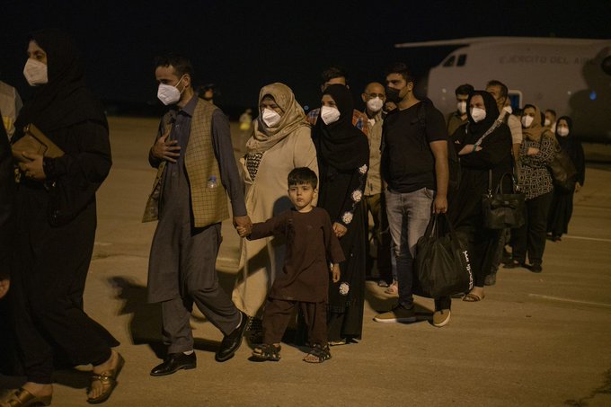 160 de refugiaţi afgani au aterizat la Madrid