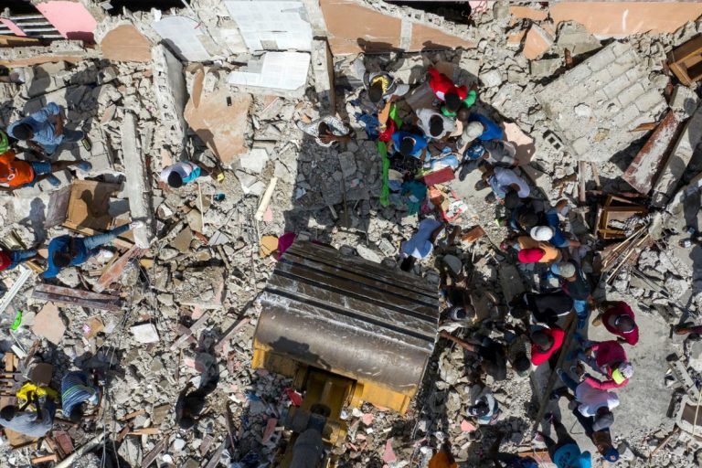 Bilanțul cutremurului din Haiti a ajuns la 2.200 de decese şi 12.000 de răniţi