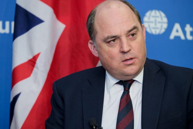 Ministrul britanic al apărării se întoarce dintr-o vacanţă în străinătate pe fondul agravării crizei din jurul Ucrainei
