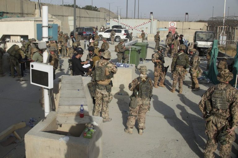 Ambasada SUA în Afganistan le cere cetăţenilor americani să părăsească imediat împrejurimile aeroportului din Kabul