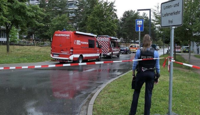 Un bărbat a intrat cu maşina într-un grup de persoane în timpul unei încăierări într-o parcare în vestul Germaniei; cinci răniți