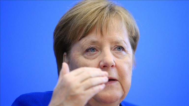 Merkel afirmă că a încercat în zadar la final de mandat să-şi convingă partenerii europeni să discute cu Putin