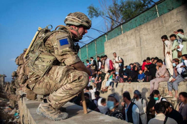 Operaţiunile de evacuare din Afganistan se apropie de final! Aproape 100.000 de oameni au reuşit să scape din infern