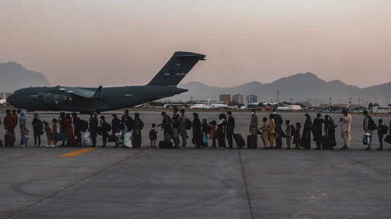 Talibanii permit plecarea din Kabul a 200 de civili americani şi cetăţeni din ţări terţe