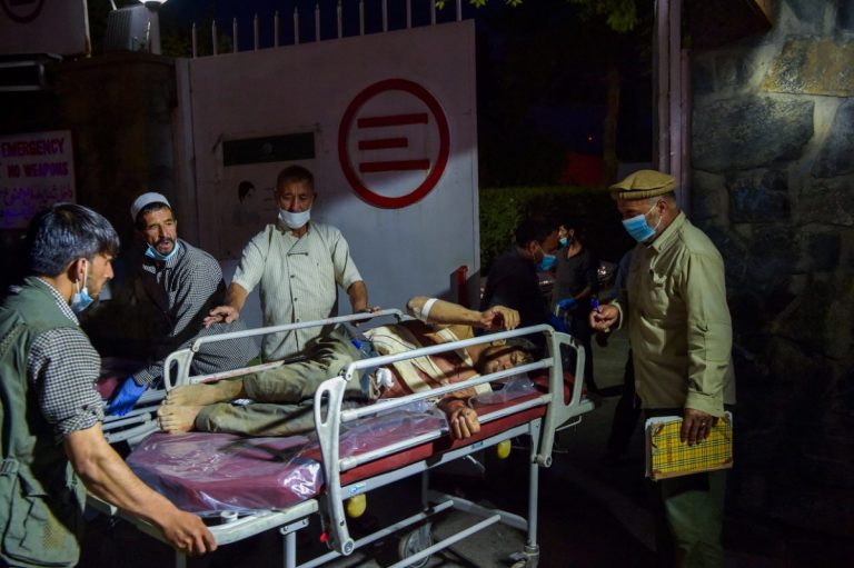 Explozie la intrarea pe aeroportul militar din Kabul; mai mulți morți și răniți