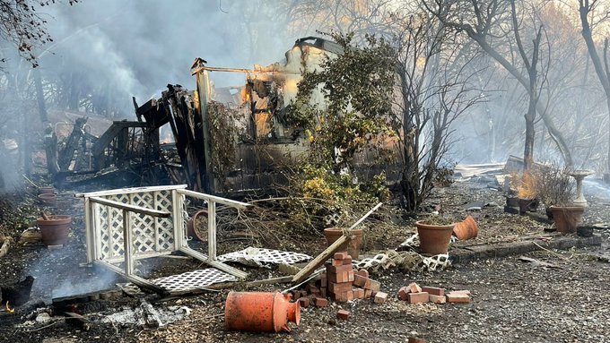 Un nou incendiu de vegetaţie PÂRJOLEŞTE California