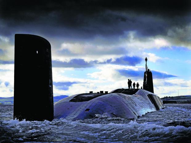 UK ar putea să-şi mute submarinele nucleare din Scoţia