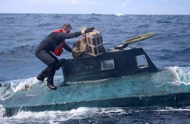 Un submarin BURDUŞIT cu cocaină a fost capturat pe coasta Columbiei