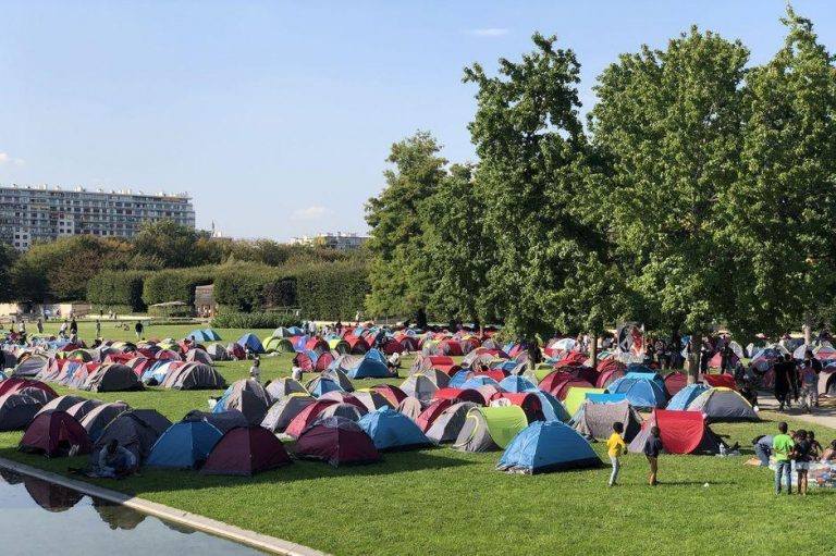 Autorităţile pariziene au evacuat o tabără ilegală de migranţi