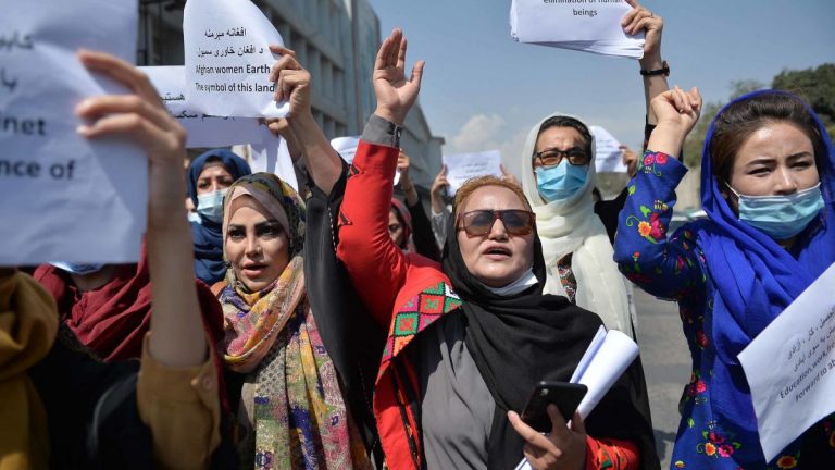 Talibanii au oprit cu brutalitate o manifestaţie a femeilor afgane