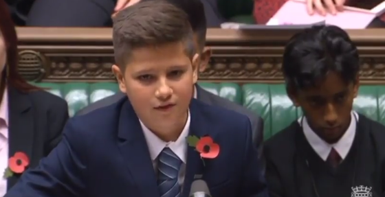 Un tânăr român a ridicat în picioare Parlamentul britanic – VIDEO
